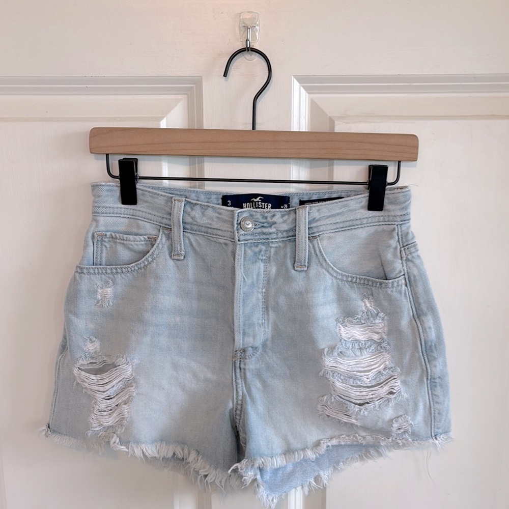 Hollister High Rise Mom Short Distressed 3 Inch Inseam